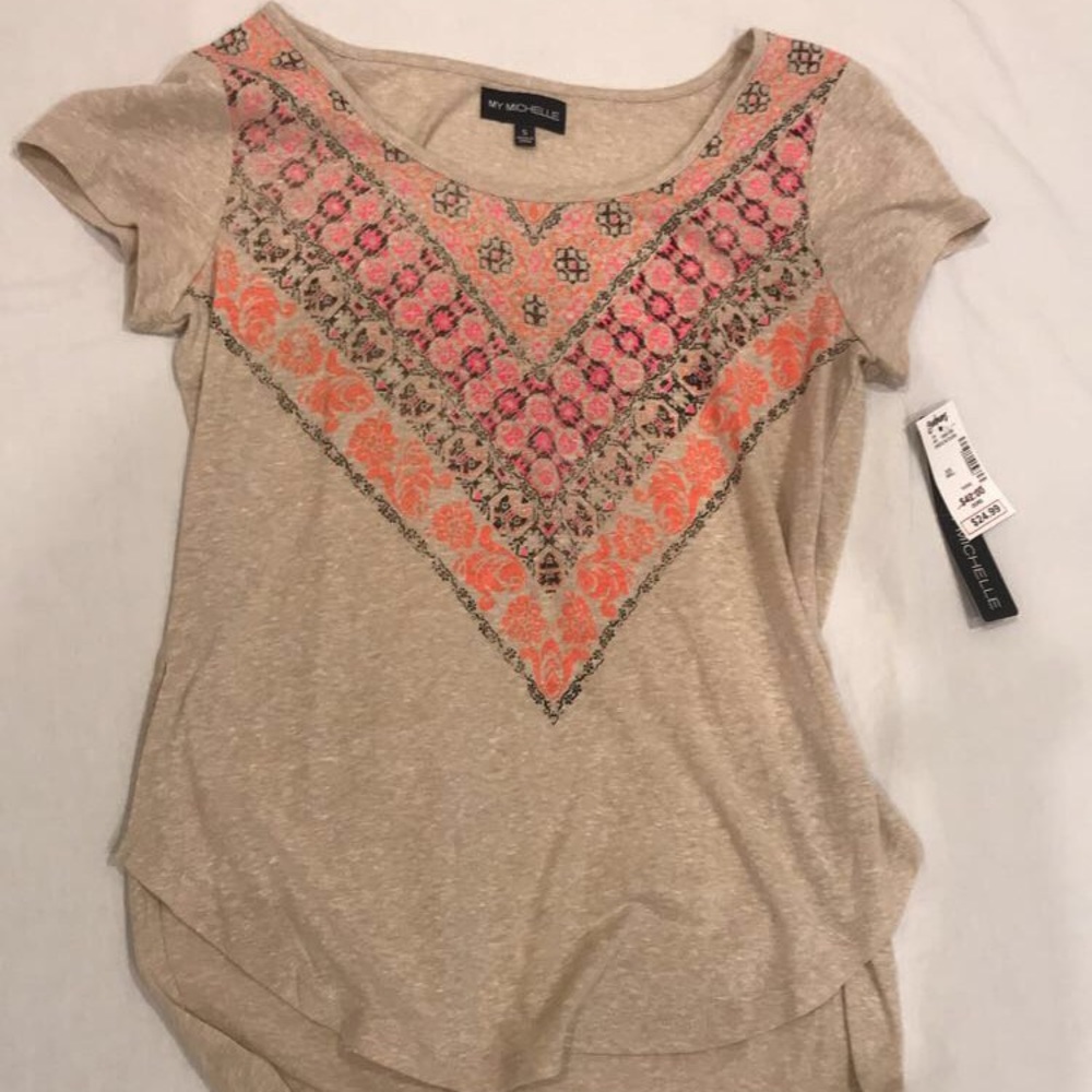 brand new short sleeve with necklace and tags